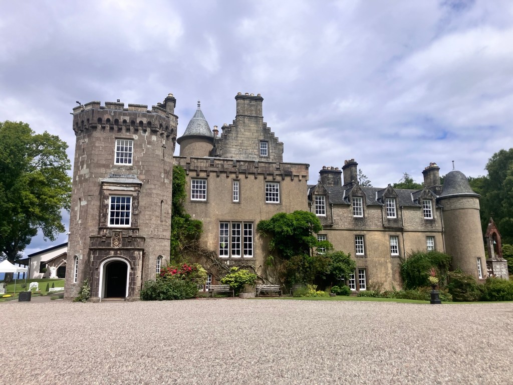 Castle wedding in Loch Lomond, Maxine & Euan, Bortich Castle, live guest&nbsp;portraits